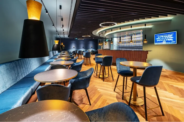 Möblierung Metronom Theater Foyer Lounge Bar Oberhausen Schniedersitzt, Polsterbank, Sessel, runde Tische und Barhocker mit Stehtischen