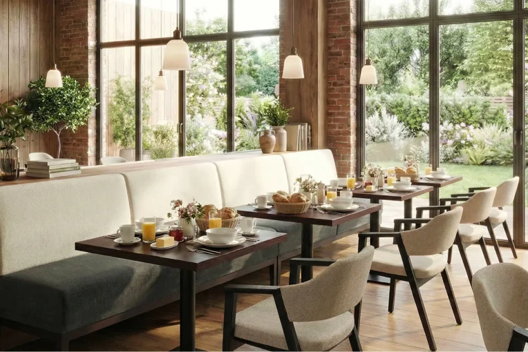 Planung Möblierung Frühstücksraum Hotel Sessel Constantin Schniedersitzt_