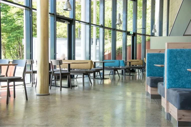 Möbel, Stühle, Tische, Sitzbänke, Gastronomie Q-West Mensa Café Restaurant Akafoe Schniedersitzt