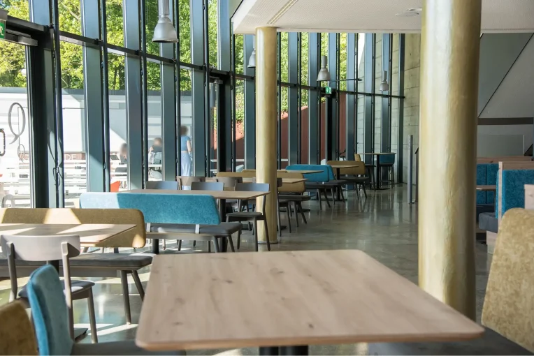 Einrichtung, Möblierung, Sitzbänke, Stühle, Tische, Gastronomie Q-West Mensa Café Restaurant Akafoe Schniedersitzt