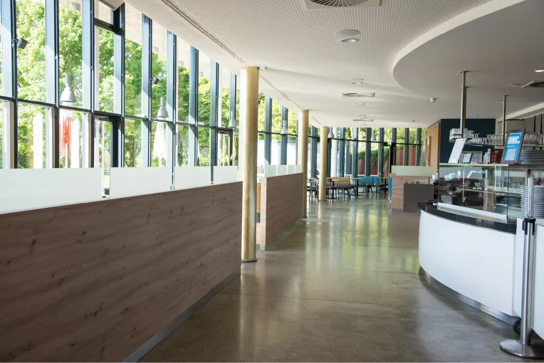 Q-West Mensa Café Restaurant Uni Bockum Akafoe 29042025, Stuhl Mattis, Hocker Train, Hochbank, Sitzbank Benne, Säulentische
