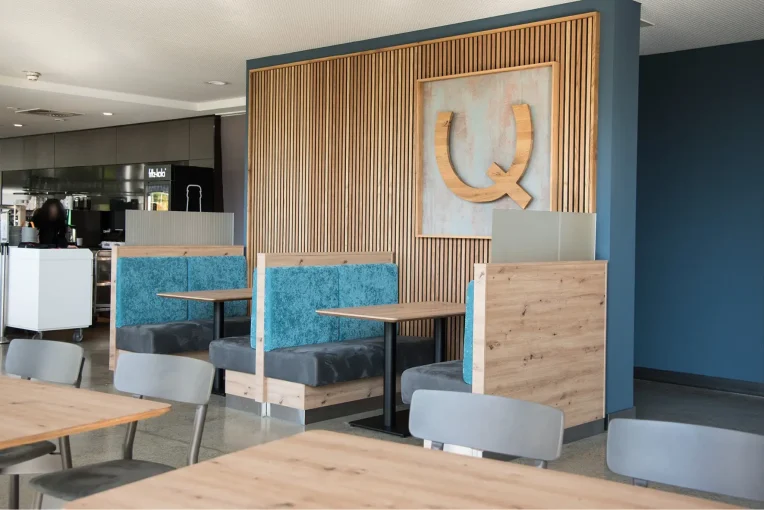 Q-West Mensa Café Restaurant Uni Bockum Akafoe 29042025, Stuhl Mattis, Hocker Train, Hochbank, Sitzbank Benne, Säulentische