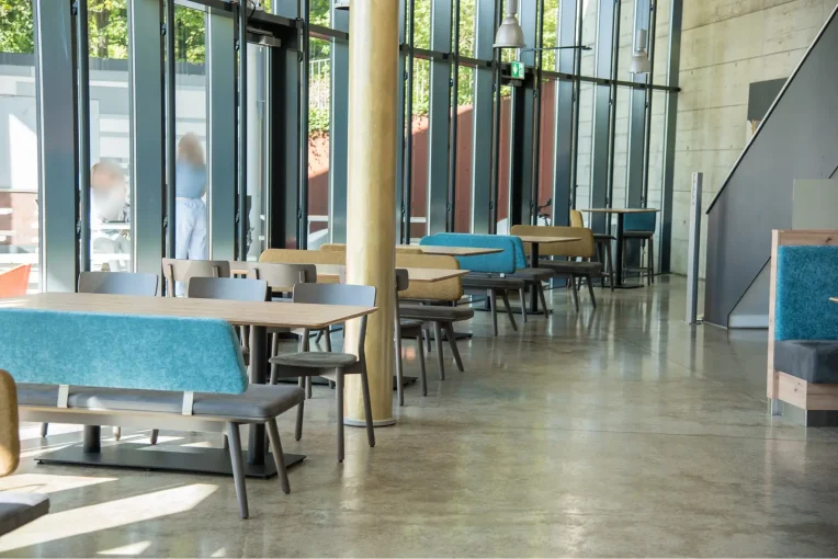 Einrichtung Möblierung, Sitzbänke und Tische, Q-West Mensa Café Restaurant Uni Bockum Akafoe 29042025, Stuhl Mattis, Hocker Train, Hochbank, Sitzbank Benne, Säulentische