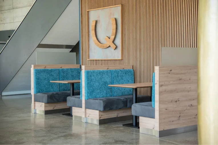 Q-West Mensa Café Restaurant Uni Bockum Akafoe 29042025, Stuhl Mattis, Hocker Train, Hochbank, Sitzbank Benne, Säulentische