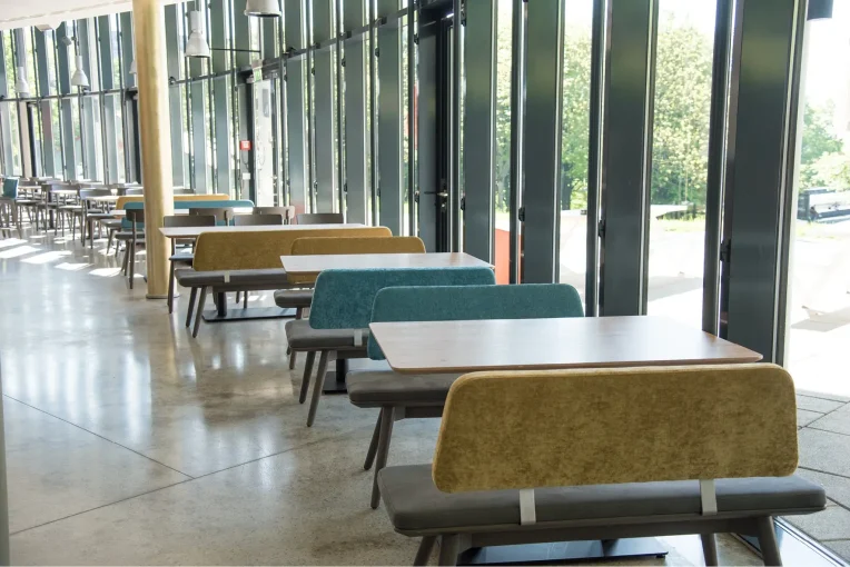 Möbel, Sitzbänke, Tisch, Stühle, Gastronomie Q-West Mensa Café Restaurant Akafoe Schniedersitzt