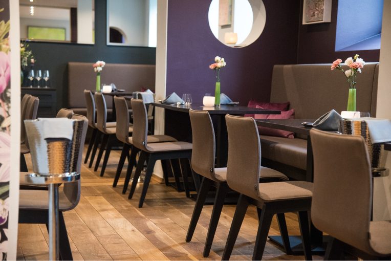 Referenzfoto von der Restaurant Einrichtung, Möblierung BOK Brust und Keule in Münster, Stühle Train Schniedersitzt Möbel für gute Gäste