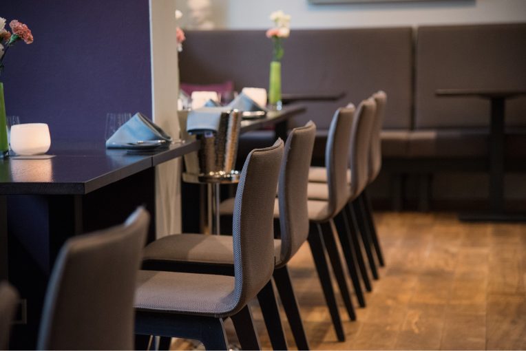 Referenzfoto von der Restaurant Einrichtung, Möblierung BOK Brust und Keule in Münster, Stühle Train Schniedersitzt Möbel für gute Gäste