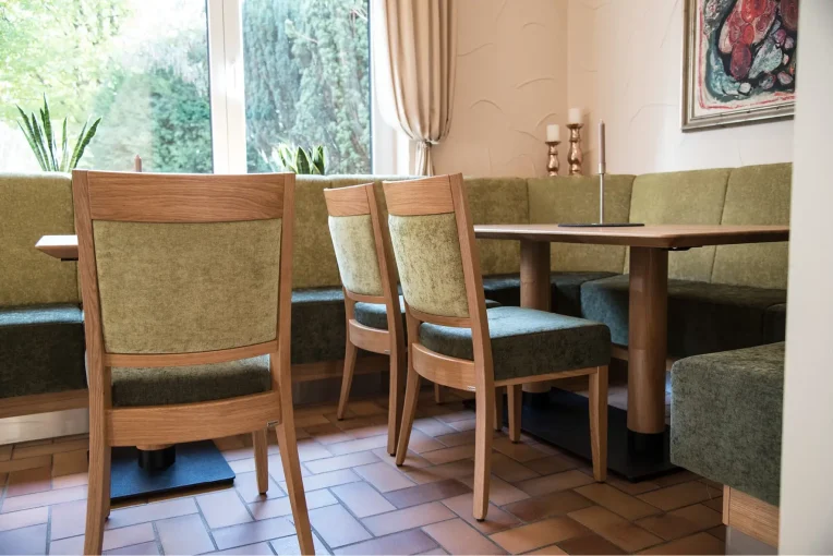 Restaurant Einirchtung Gasthof zur Brücke Wintering Capelle Schniedersitzt Möbel für gute Gäste