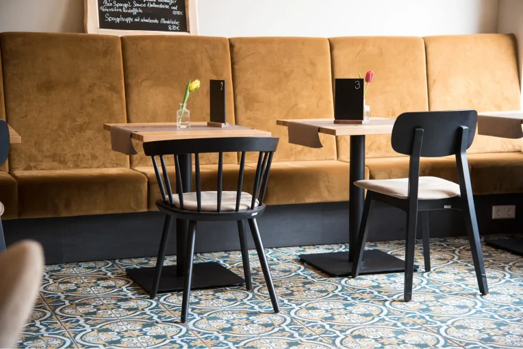 Restaurant-Einrichtung Giebel und Galopp, Restaurantstühle, Schniedersitzt Möbel für gute Gäste