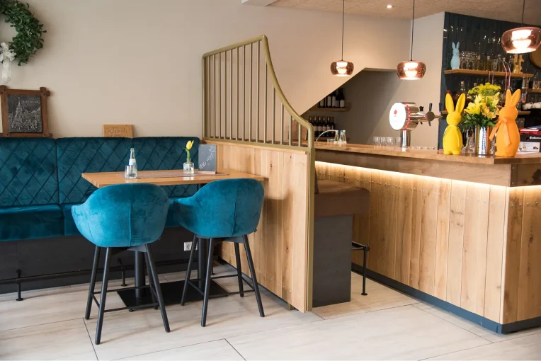 Restaurant-Einrichtung Giebel und Galopp, Hochbänke, Barhocker Sitzmöbel, Schniedersitzt Möbel für gute Gäste