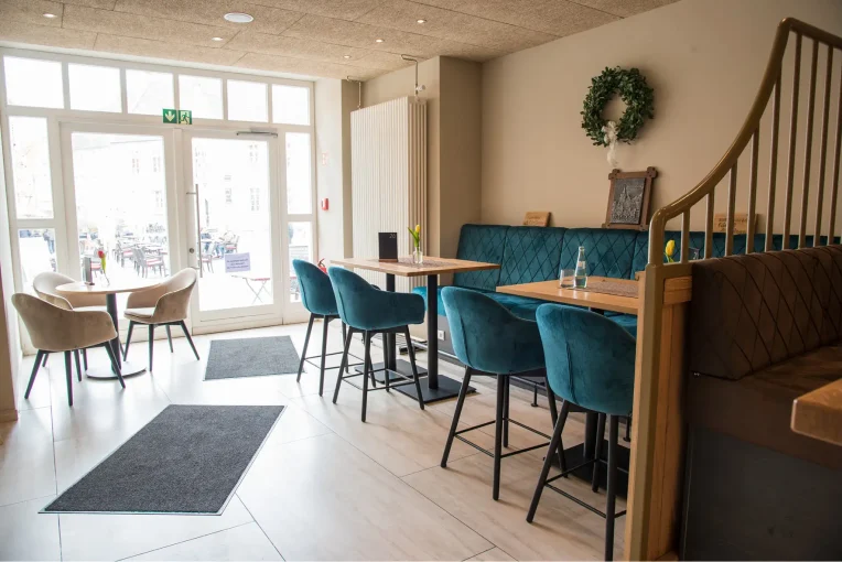 Restaurant-Einrichtung Giebel und Galopp, Hochbänke, Barhocker Sitzmöbel, Schniedersitzt Möbel für gute Gäste