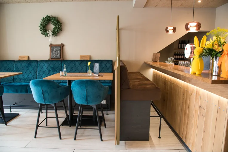Restaurant-Einrichtung Giebel und Galopp, Hochbänke, Barhocker Sitzmöbel, Schniedersitzt Möbel für gute Gäste