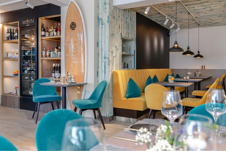 Restaurant Einrichtung MOIN Sylt, Stuhlfabrik Schnieder Möbel, Stühle, Tische, Bänke, Sessel