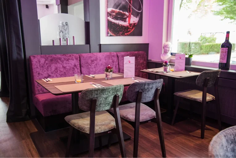 Foto Restaurant Einrichtung Santorini Unna, Stühle Joris, Polsterbank, Säulentische,