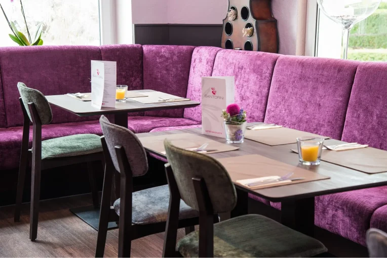 Foto Restaurant Einrichtung Santorini Unna, Stühle Joris, Polsterbank, Säulentische,
