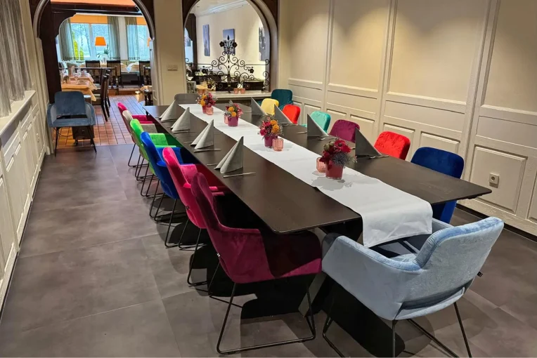 Einrichtung Restaurant Kreuzkrug "kleiner Clubraum" Sessel Marvin bunt Tisch Georg Schniedersitzt Möbel für gute Gäste