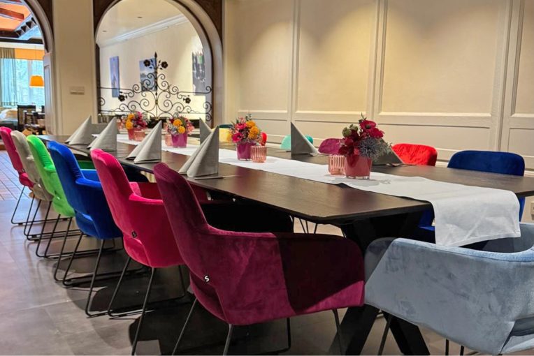 Einrichtung Restaurant Kreuzkrug "kleiner Clubraum" Sessel Marvin bunt Tisch Georg Schniedersitzt Möbel für gute Gäste