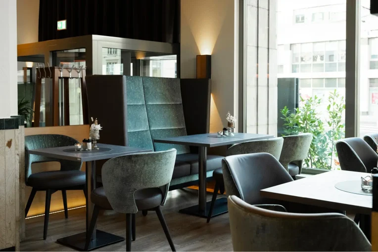 Foto Restaurant Einrichtung Magado in Magdeburg, Sessel Donna, Säulentisch und Polsterbank, Schniedersitzt Möbel für gute Gäste