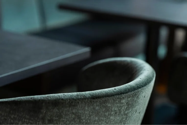 Detail Foto von der Rückenlehne des Sessels Donna, Schniedersitzt Möble für gute Gäste, Restaurant Magado Magdeburg