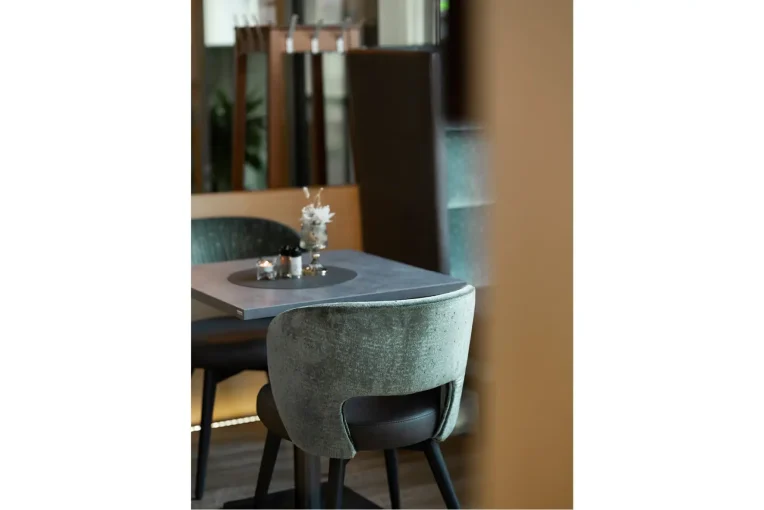 Foto Restaurant Einrichtung Magado in Magdeburg, Sessel Donna, Säulentisch und Polsterbank, Schniedersitzt Möbel für gute Gäste