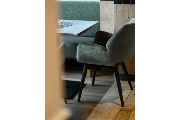 Foto Restaurant Einrichtung Magado in Magdeburg, Sessel Marc, Säulentisch und Polsterbank, Schniedersitzt Möbel für gute Gäste