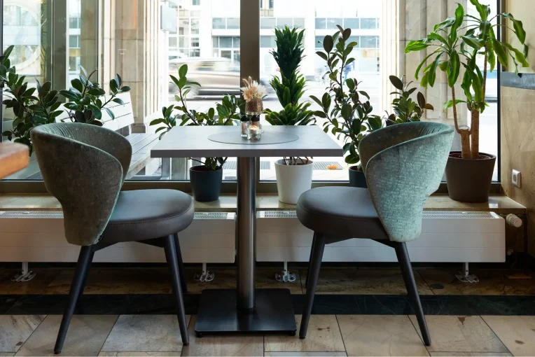 Foto Restaurant Einrichtung Magado in Magdeburg, Sessel Donna, Säulentisch Christian, Schniedersitzt Möbel für gute Gäste