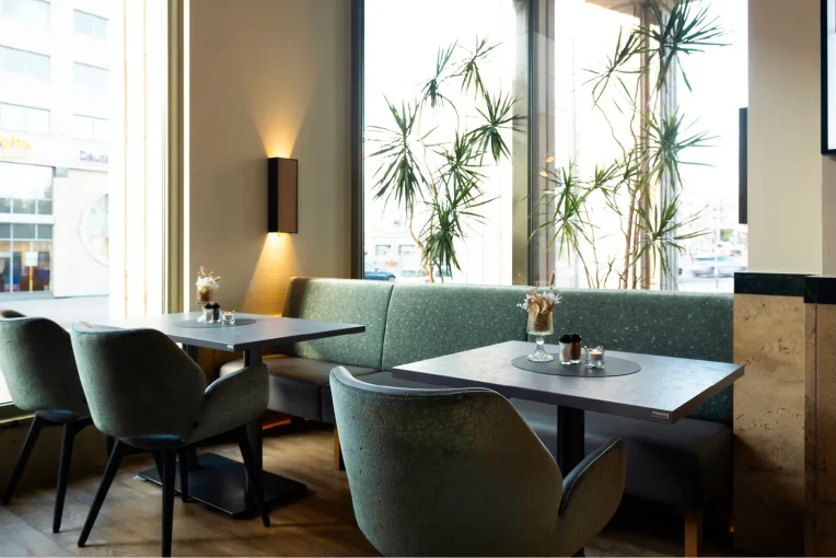 Foto Restaurant Einrichtung Magado in Magdeburg, Sessel Marc, Säulentisch und Polsterbank, Schniedersitzt Möbel für gute Gäste