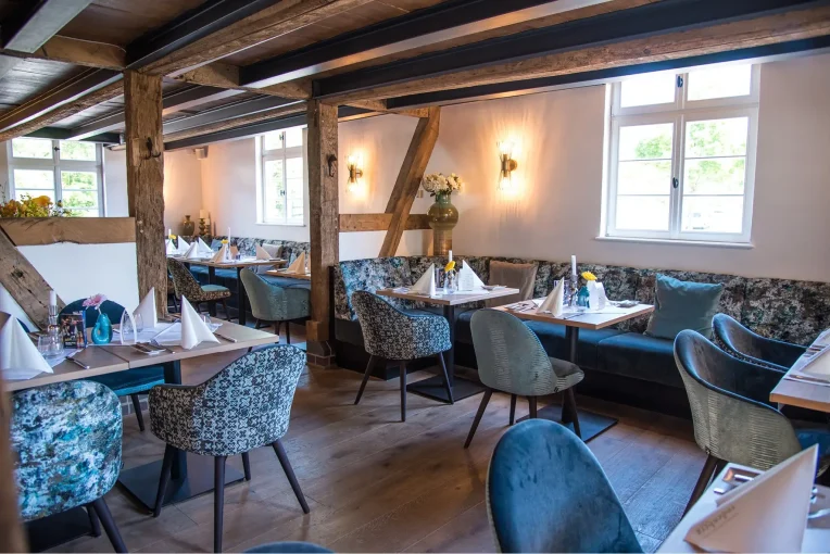 Möblierung Restaurant-Einrichtung Rodenberg Fachwerk, Stühle Tina türkis, Sessel Tinas und die Polsterbank Emmi