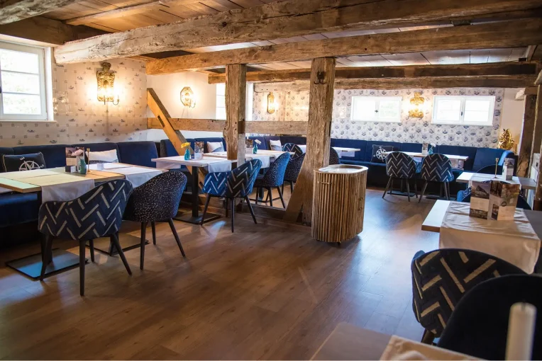 Möblierung Restaurant, Polstersessel Tina, Säulentische Polsterbänke Emmi, Fachwerk