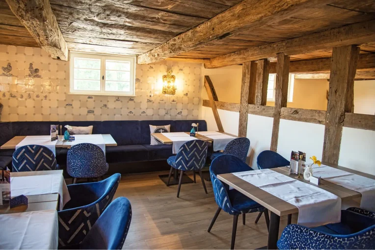 Möblierung Restaurant, Polstersessel Tina, Säulentische Polsterbänke Emmi, Fachwerk