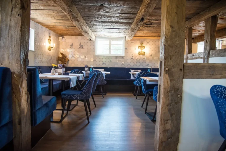 Möblierung Restaurant, Polstersessel Tina, Säulentische Polsterbänke Emmi, Fachwerk