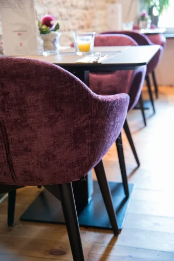 Restaurant Einrichtung Santorini Schniedersitzt Möbel für gute Gäste, Stühle Joris, Polsterbänke, Barhocker Jonna, Stehtische