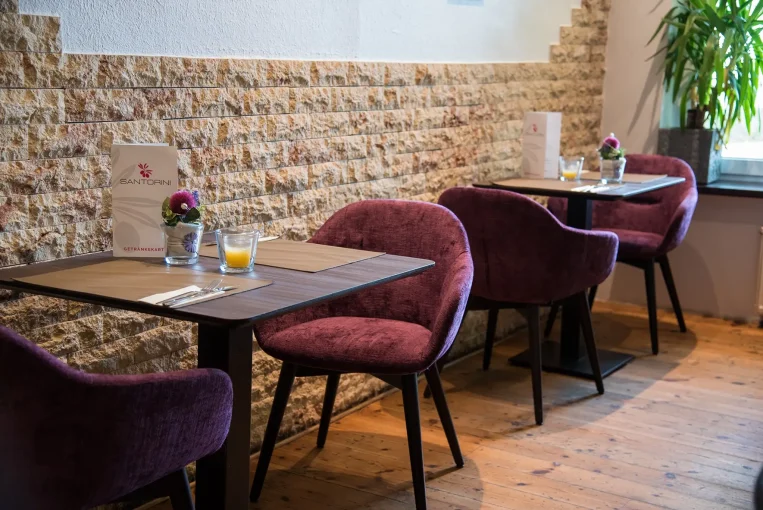 Restaurant Einrichtung Santorini Schniedersitzt Möbel für gute Gäste, Stühle Joris, Polsterbänke, Barhocker Jonna, Stehtische