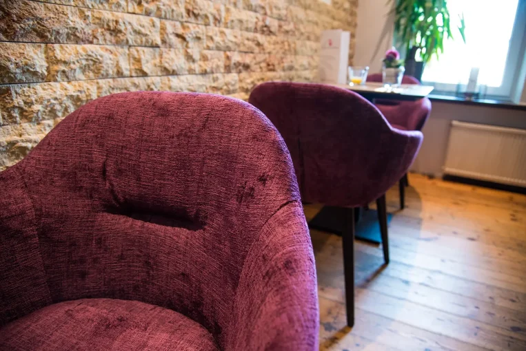 Restaurant Einrichtung Santorini Schniedersitzt Möbel für gute Gäste, Stühle Joris, Polsterbänke, Barhocker Jonna, Stehtische