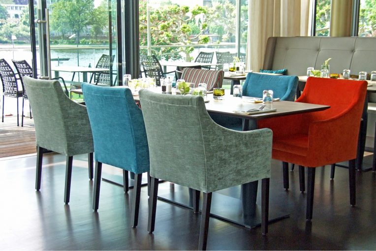 Restaurant Einrichtung Sessel Amadeo Schnieder sitzt Möbel für gute Gäste