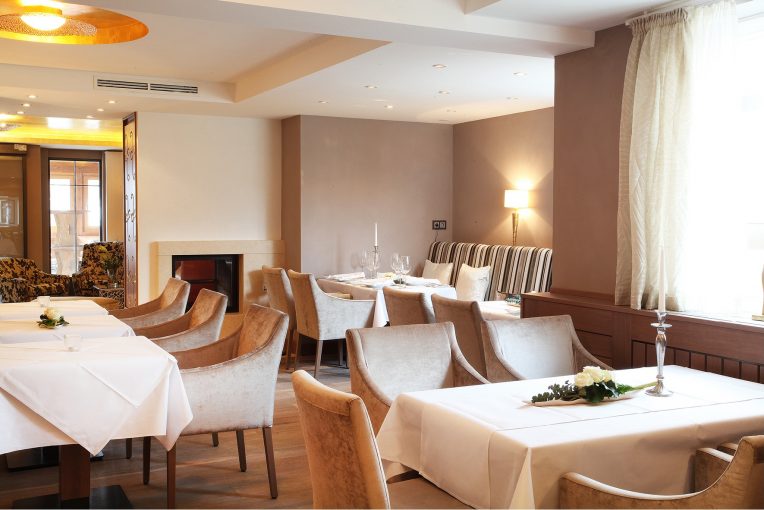 Restaurant Einrichtung Sessel Amadeo Schnieder sitzt Möbel für gute Gäste