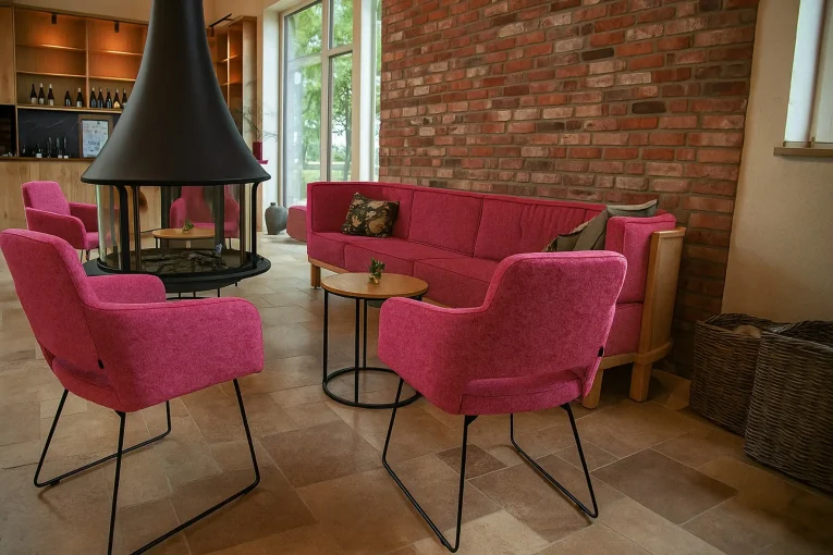 Foto Lounge Bereich, Sofa Michel, Polster in pink, Sessel Marvin mit Drahtuntergestell, Polster in pink