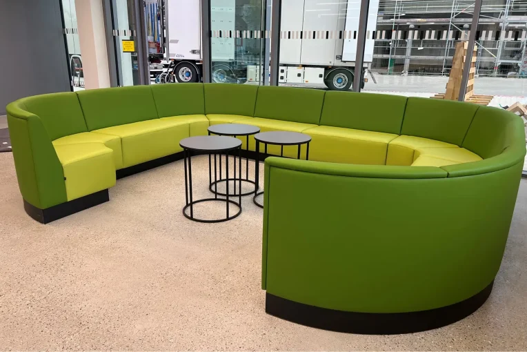 Foto von einer grünen Polsterbank im Sitzbereich Foyer Mensa Kantine Hochschule RheinMain Schniedersitzt Möbel für gute Gäste