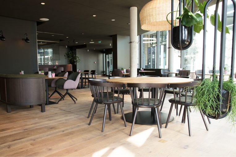 Stuhl Mika mit Armlehnen Gastronomie Einrichtung Beviamo Schniedersitzt Möbel für gute Gäste
