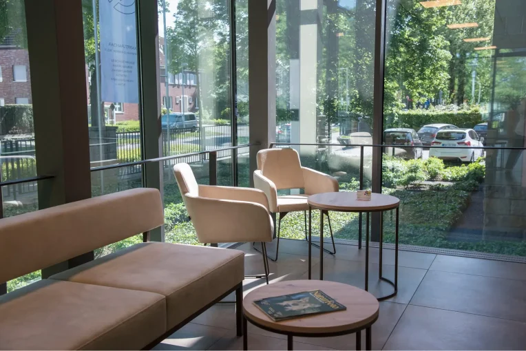 Einrichtung Möblierung für den Wartebereich, Wartezimmer Radiologische Praxis Coesfeld Sessel, Lounte-Tische rund, Sofa, Sitzbänke, helle Polsterstoffe