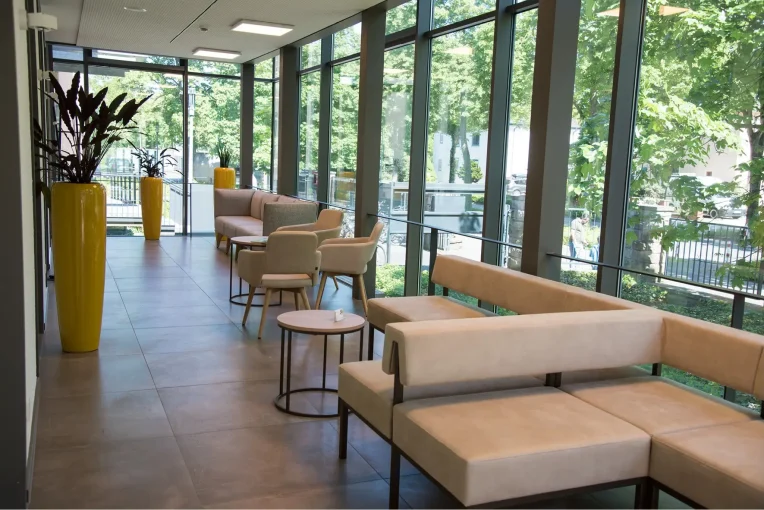 Einrichtung Möblierung für den Wartebereich, Wartezimmer Radiologische Praxis Coesfeld Sessel, Lounte-Tische rund, Sofa, Sitzbänke, helle Polsterstoffe