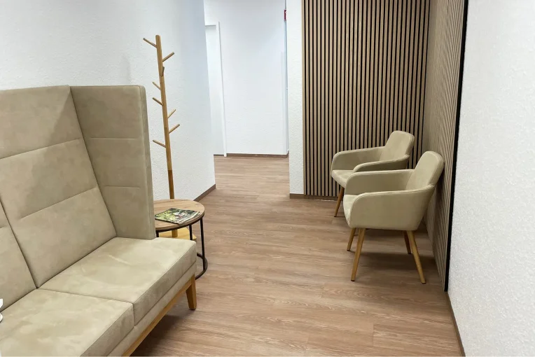 Einrichtung Möblierung für den Wartebereich, Wartezimmer Radiologische Praxis Coesfeld Sessel, Lounte-Tische rund, Sofa, Sitzbänke, helle Polsterstoffe