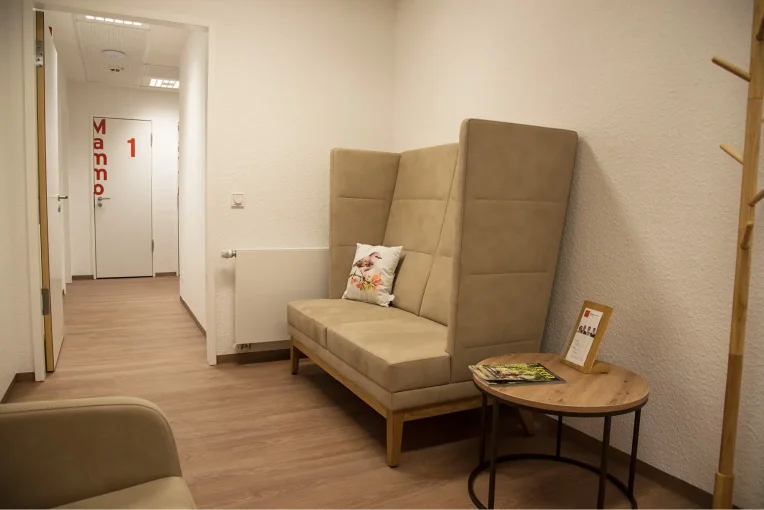 Einrichtung Möblierung für den Wartebereich, Wartezimmer Radiologische Praxis Coesfeld Sessel, Lounte-Tische rund, Sofa, Sitzbänke, helle Polsterstoffe