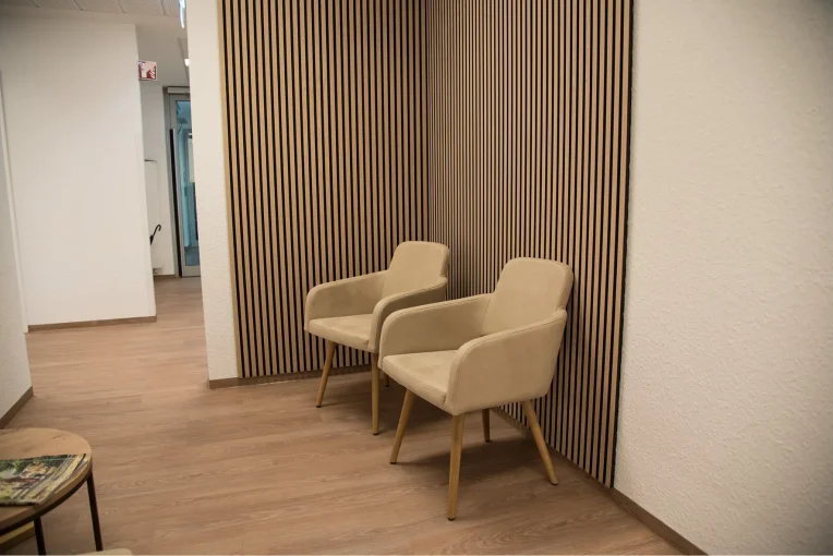 Einrichtung Möblierung für den Wartebereich, Wartezimmer Radiologische Praxis Coesfeld Sessel, Lounte-Tische rund, Sofa, Sitzbänke, helle Polsterstoffe