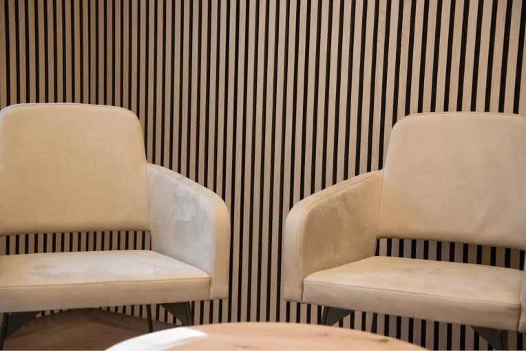 Einrichtung Möblierung für den Wartebereich, Wartezimmer Radiologische Praxis Coesfeld Sessel, Lounte-Tische rund, Sofa, Sitzbänke, helle Polsterstoffe