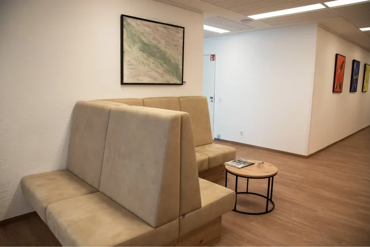 Einrichtung Möblierung für den Wartebereich, Wartezimmer Radiologische Praxis Coesfeld Sessel, Lounte-Tische rund, Sofa, Sitzbänke, helle Polsterstoffe