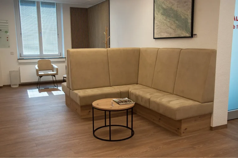 Einrichtung Möblierung für den Wartebereich, Wartezimmer Radiologische Praxis Coesfeld Sessel, Lounte-Tische rund, Sofa, Sitzbänke, helle Polsterstoffe