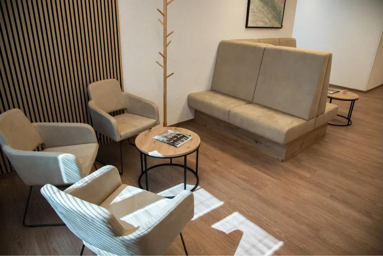 Einrichtung Möblierung für den Wartebereich, Wartezimmer Radiologische Praxis Coesfeld Sessel, Lounte-Tische rund, Sofa, Sitzbänke, helle Polsterstoffe