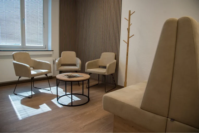 Einrichtung Möblierung für den Wartebereich, Wartezimmer Radiologische Praxis Coesfeld Sessel, Lounte-Tische rund, Sofa, Sitzbänke, helle Polsterstoffe