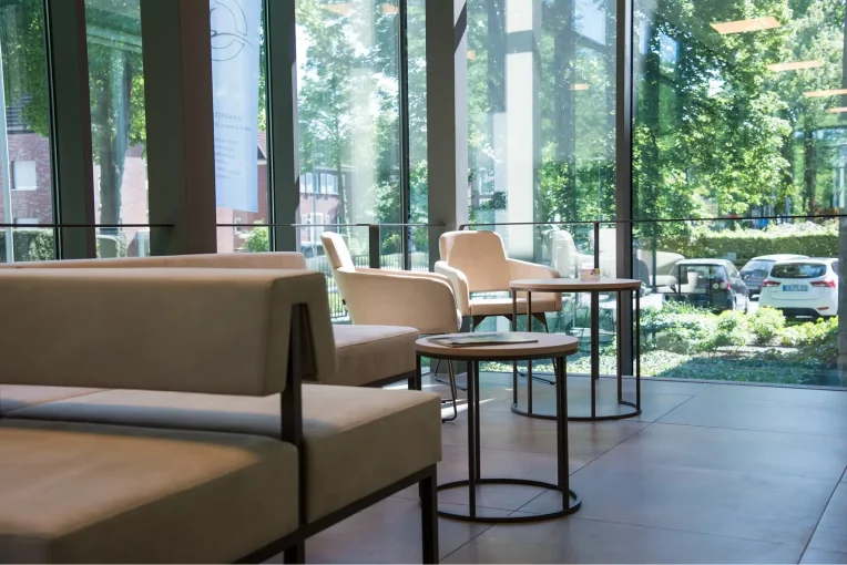 Einrichtung Möblierung für den Wartebereich, Wartezimmer Radiologische Praxis Coesfeld Sessel, Lounte-Tische rund, Sofa, Sitzbänke, helle Polsterstoffe